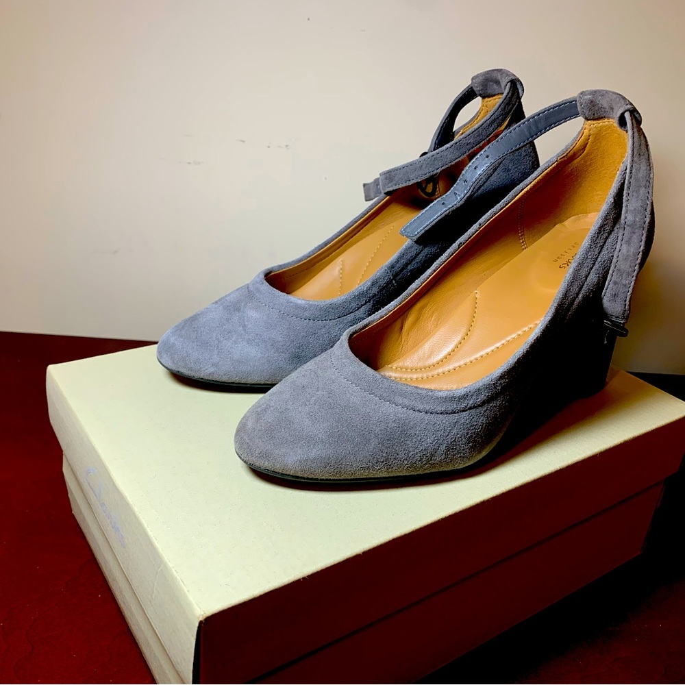 Suede pump with strap
